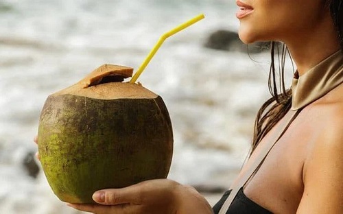Uống nước dừa thường xuyên có ảnh hưởng gì